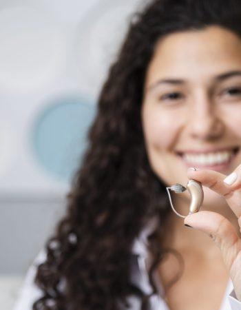 Banner close-up-doctor-holding-earmold